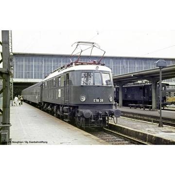 N locomotive électrique BR E 18 de la DB