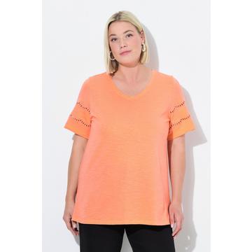 T-shirt dal taglio svasato con ricami traforati, scollo a V e maniche ad aletta