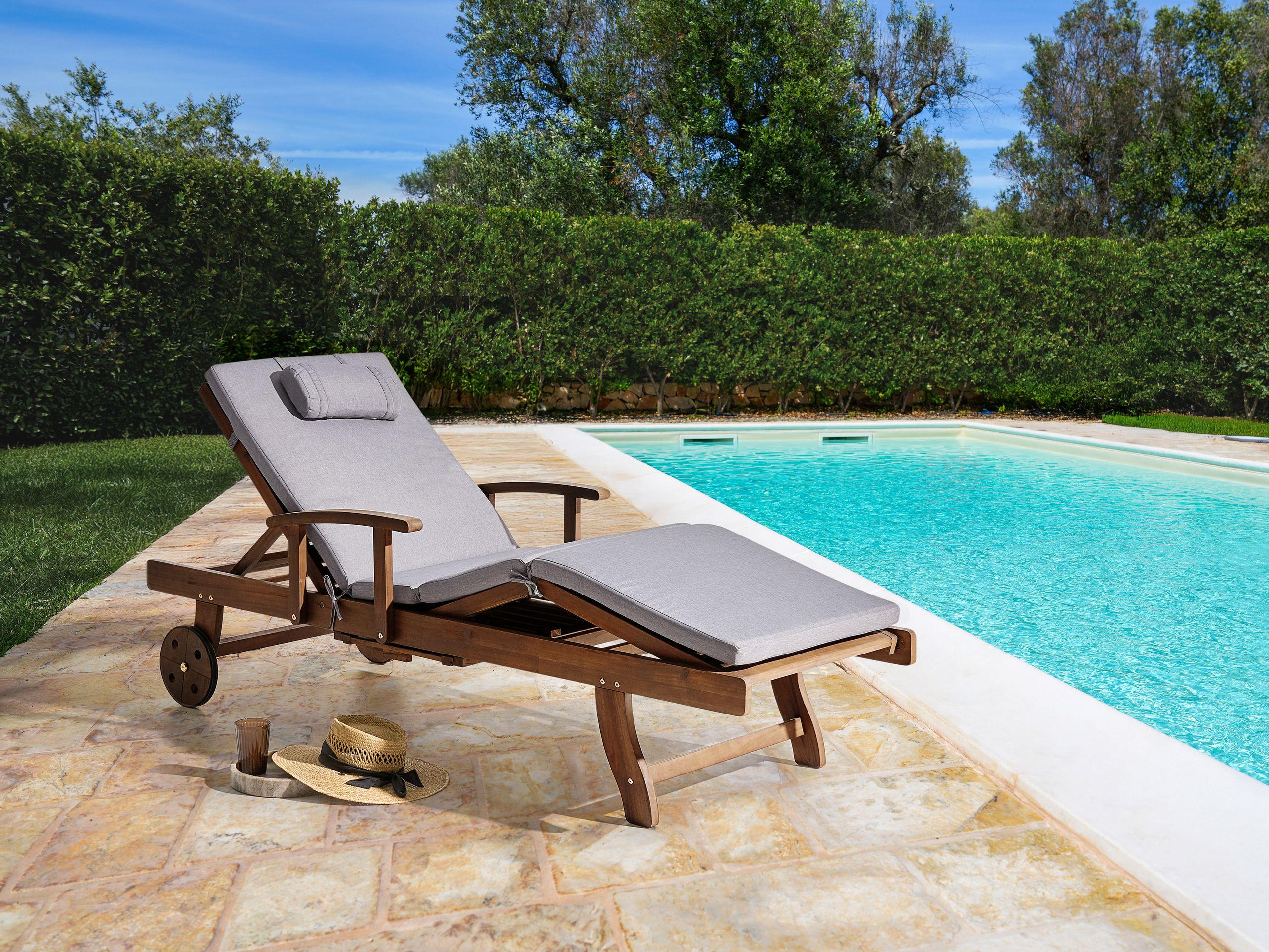 Beliani Sonnenliege mit Kissen aus Akazienholz Klassisch AMANTEA PREMIUM  