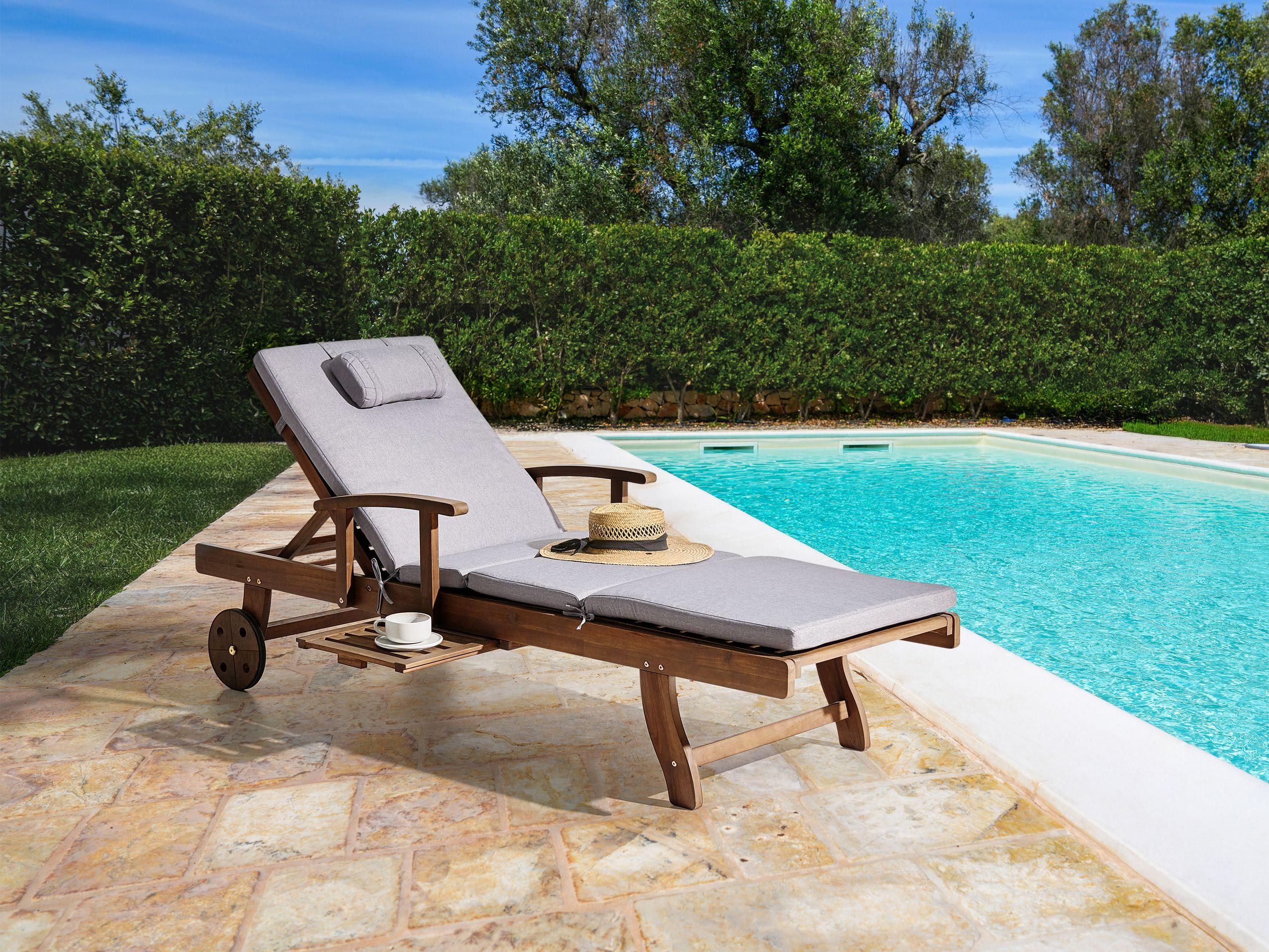 Beliani Sonnenliege mit Kissen aus Akazienholz Klassisch AMANTEA PREMIUM  