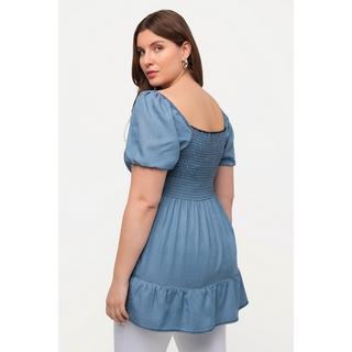 Ulla Popken  Blouse longue et smockée, ligne en A. Décolleté carré et manches courtes. 