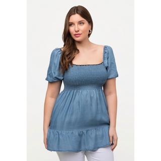 Ulla Popken  Blouse longue et smockée, ligne en A. Décolleté carré et manches courtes. 