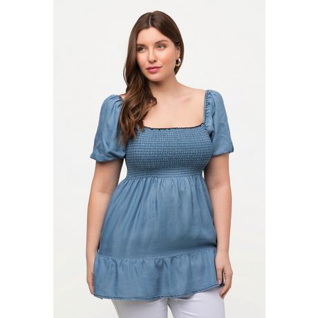 Ulla Popken  Blouse longue et smockée, ligne en A. Décolleté carré et manches courtes. 