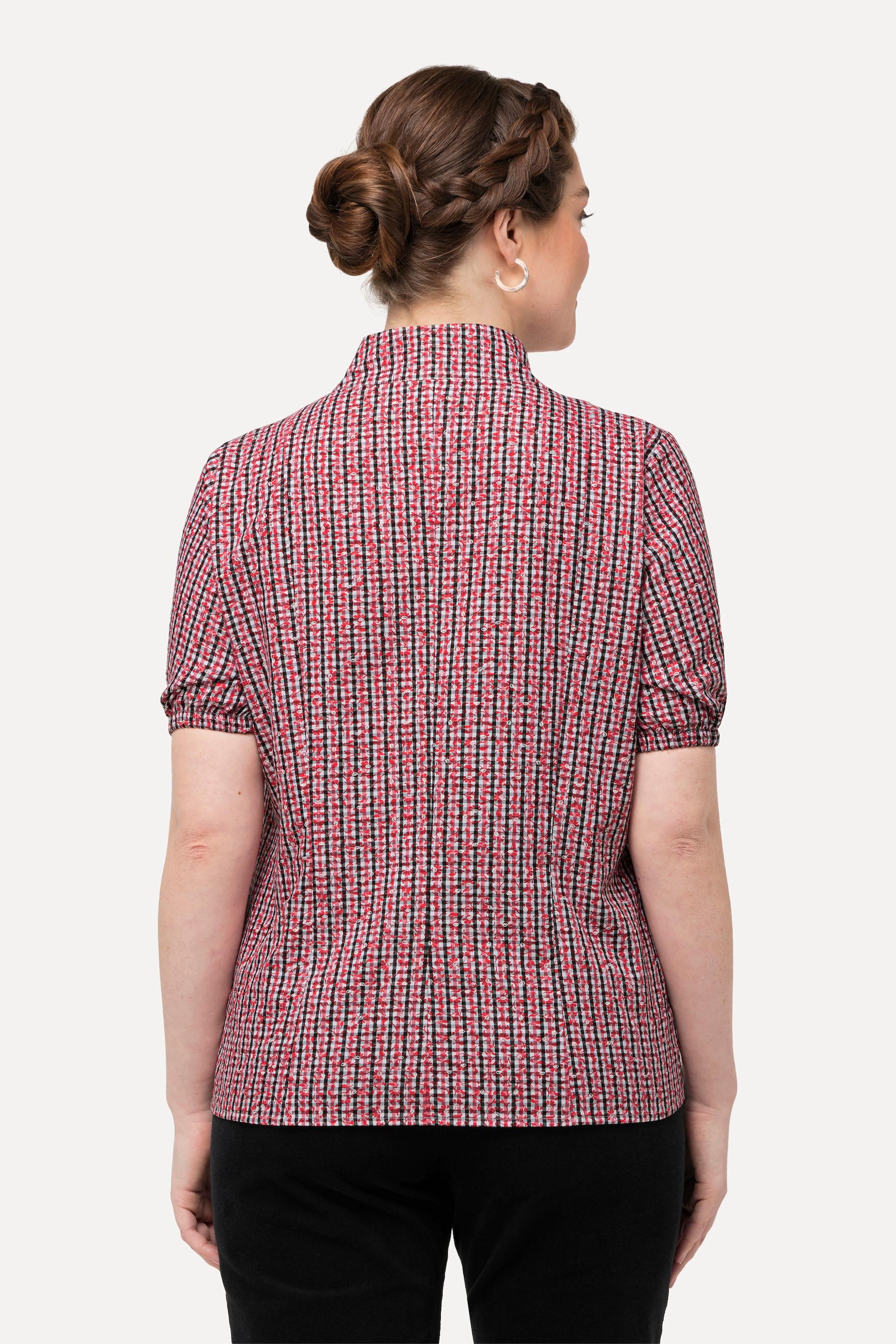 Ulla Popken  Blouse à carreaux, s'inspirant des tenues traditionnelles bavaroises. Col calice, décolleté en V, manches courtes. 