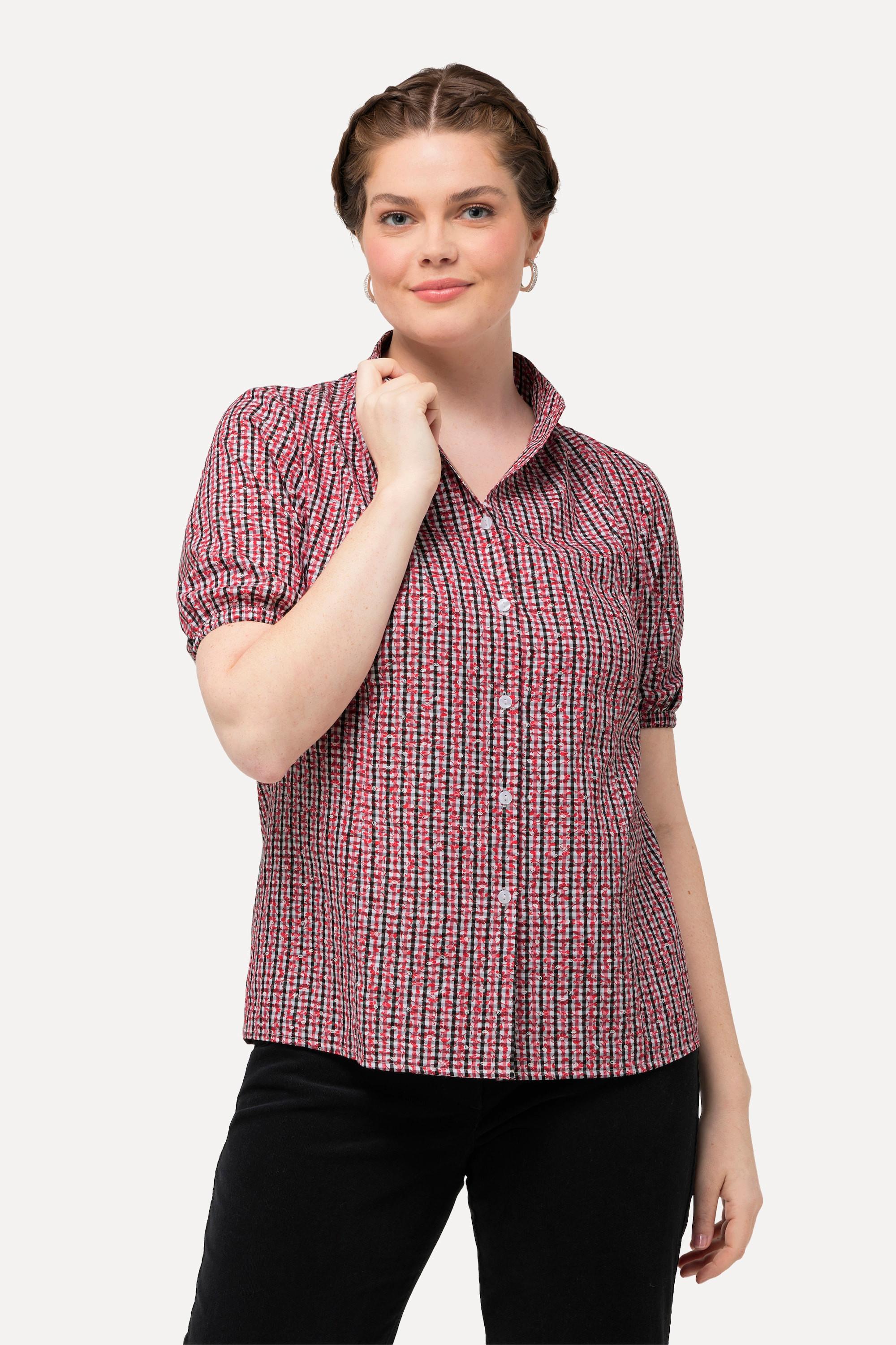 Ulla Popken  Blouse à carreaux, s'inspirant des tenues traditionnelles bavaroises. Col calice, décolleté en V, manches courtes. 