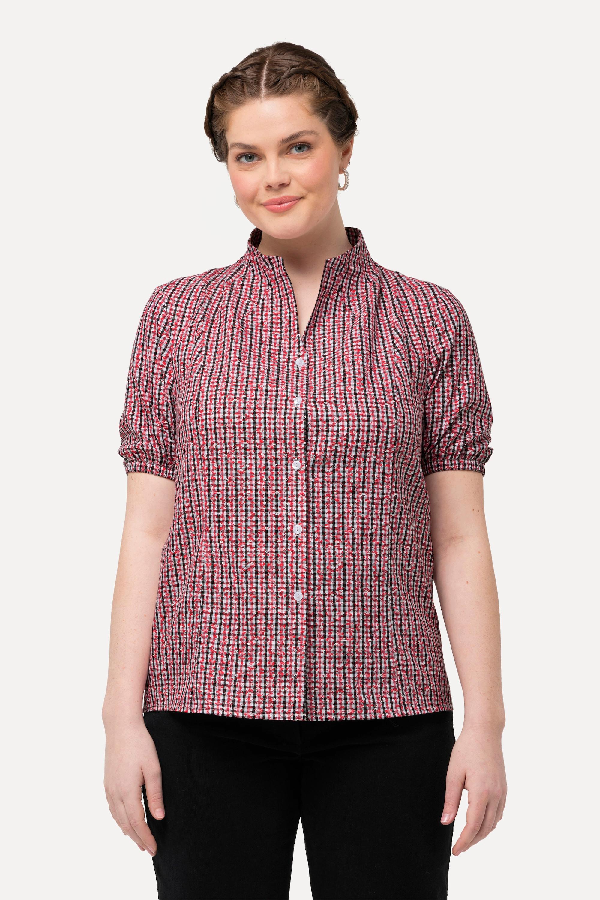 Ulla Popken  Blouse à carreaux, s'inspirant des tenues traditionnelles bavaroises. Col calice, décolleté en V, manches courtes. 