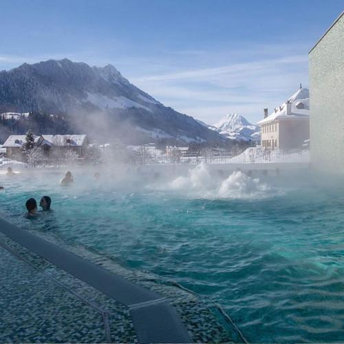 Geschenkidee  Séjour romantique à l'Hôtel Cailler 4* avec accès illimité aux bains (pour 2 personnes) 