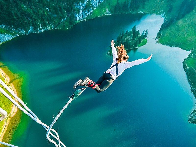 Smartbox  Adrenalinica esperienza di bungee jumping sul monte Stockhorn - Cofanetto regalo 