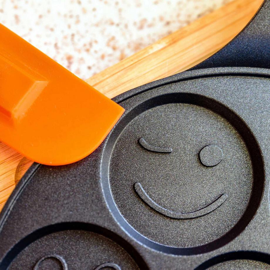 B2X  Pfannkuchenpfanne mit Gesichtern 