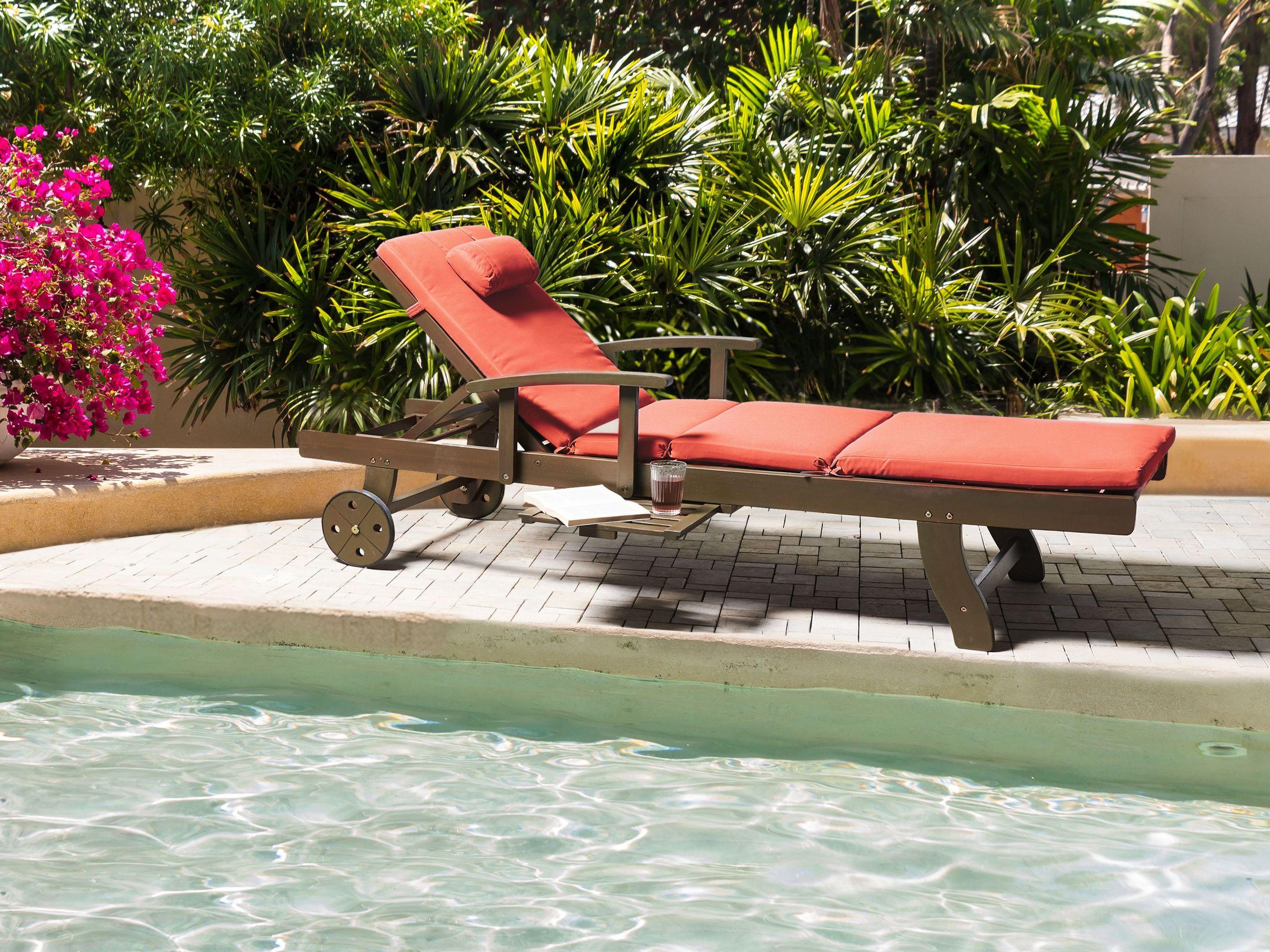 Beliani Sonnenliege mit Kissen aus Akazienholz Klassisch AMANTEA PREMIUM II  