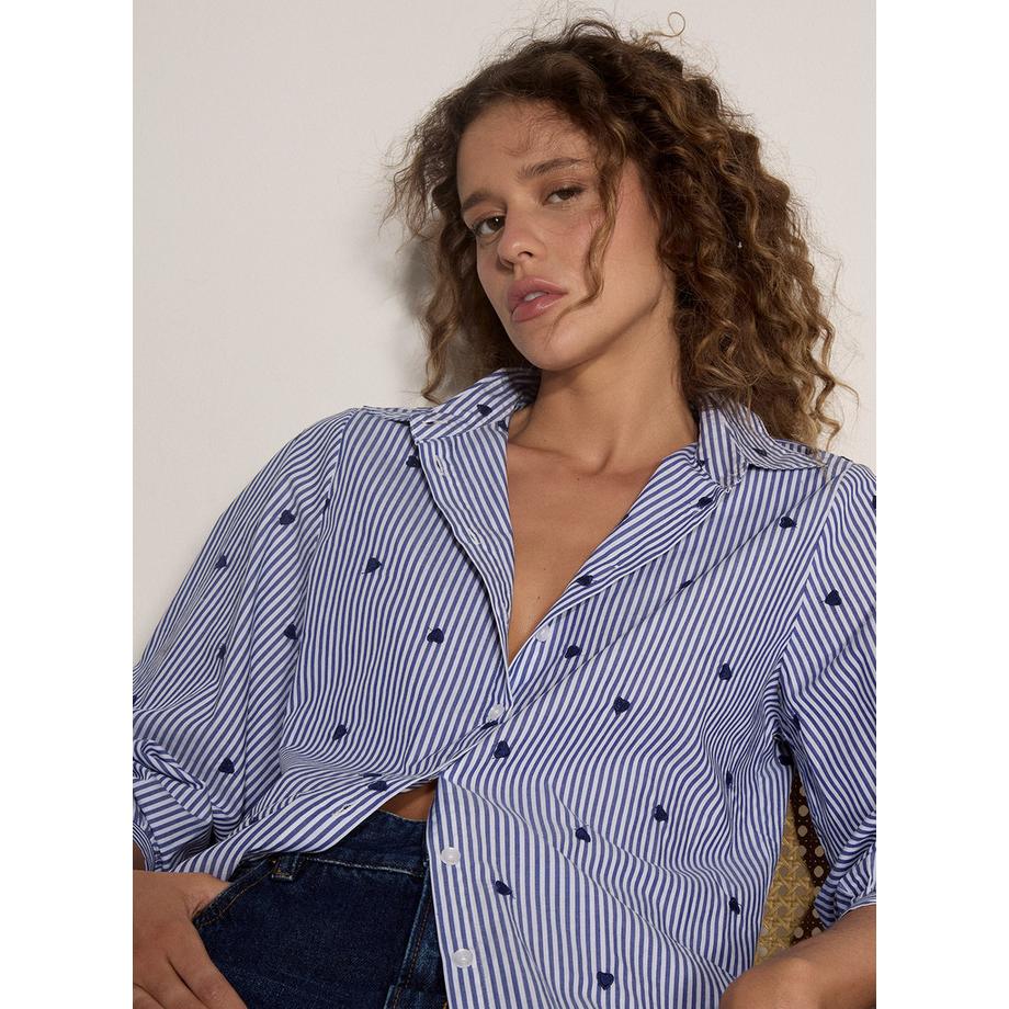 Chemise en coton à rayures avec cœurs brodés