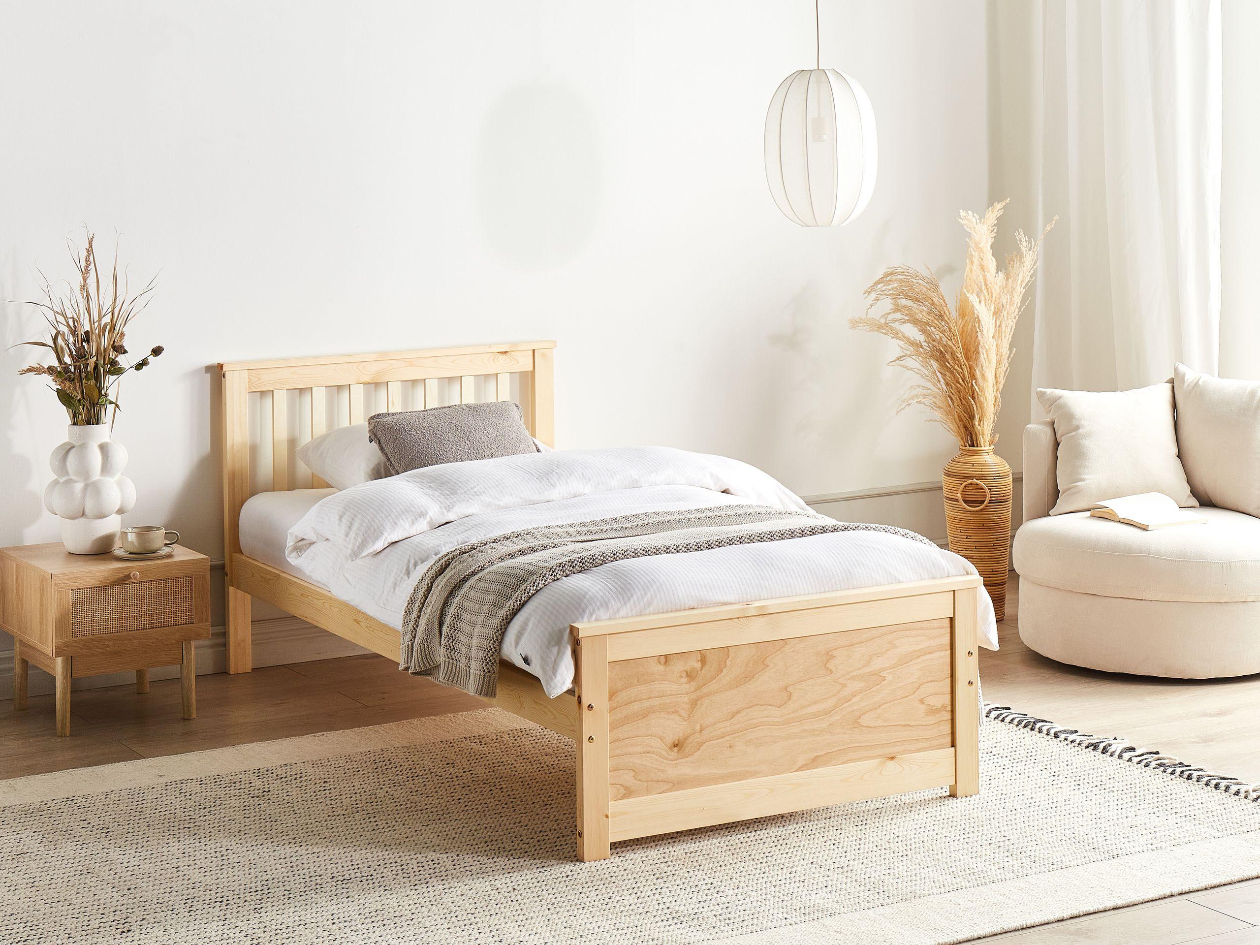 Beliani Lit avec sommier en Bois de pin Scandinave OLENDON  