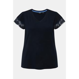 Ulla Popken  T-shirt avec dentelle, col en V et larges manches. Coupe Classic Fit. 