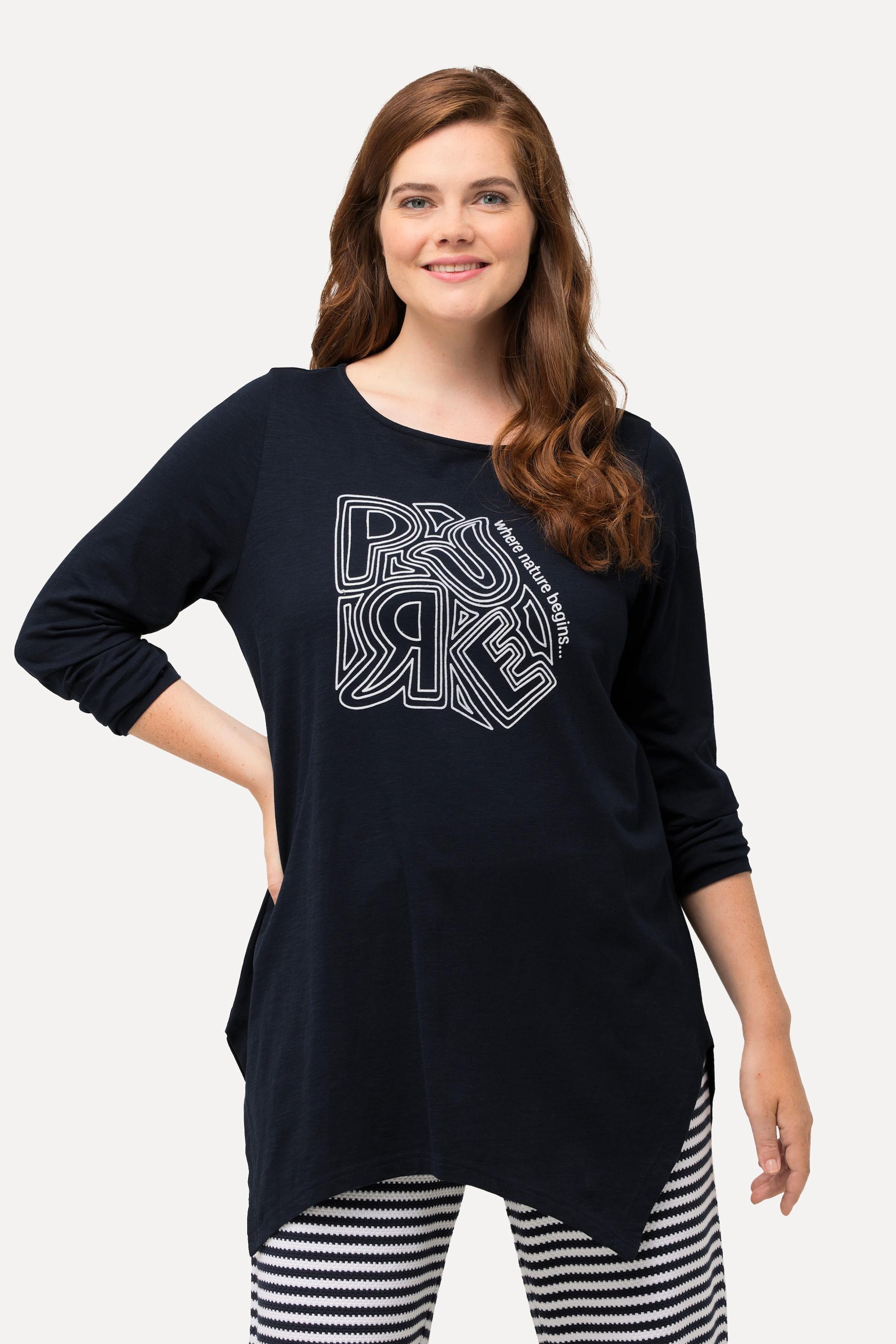 Ulla Popken  T-shirt en coton bio. Col rond et manches longues. Motif PURE. Silhouette en A. 