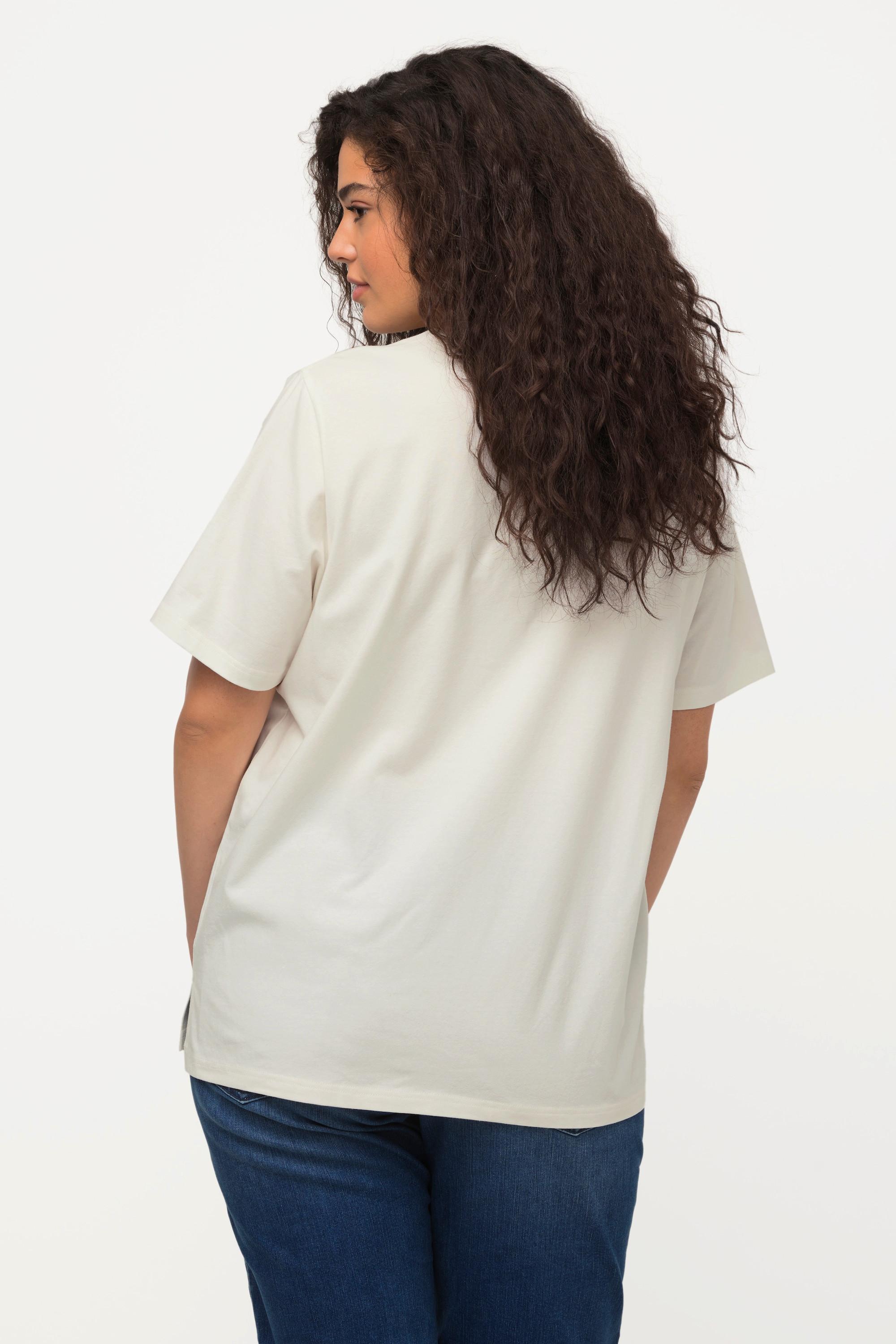 Ulla Popken  T-shirt dal taglio oversize con immagine di donna, scollo a V e mezze maniche 