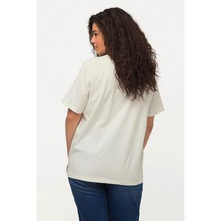 Ulla Popken  T-shirt dal taglio oversize con immagine di donna, scollo a V e mezze maniche 