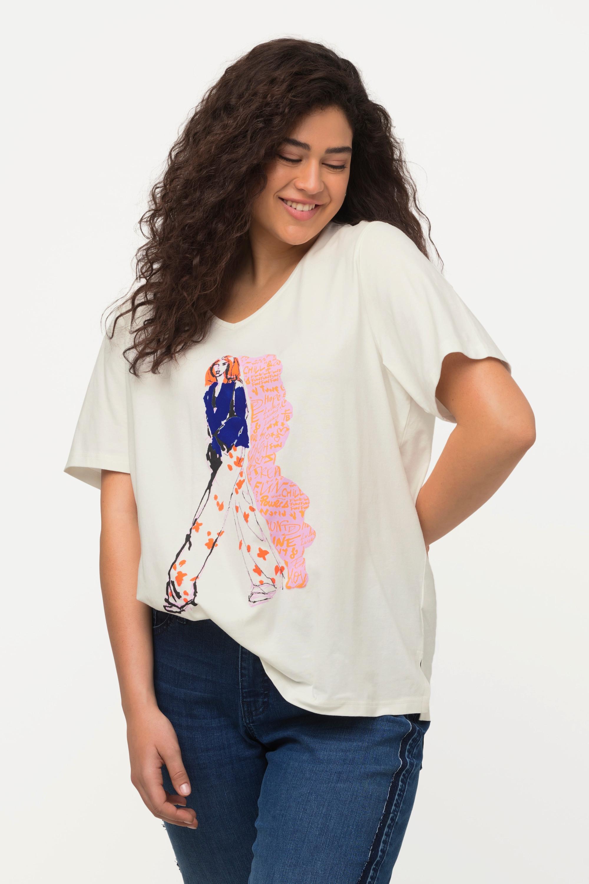 Ulla Popken  T-shirt dal taglio oversize con immagine di donna, scollo a V e mezze maniche 