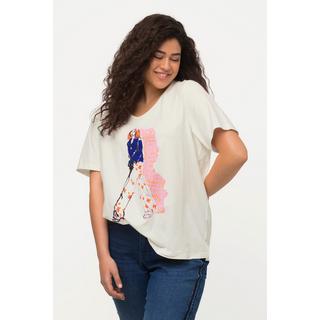 Ulla Popken  T-shirt dal taglio oversize con immagine di donna, scollo a V e mezze maniche 