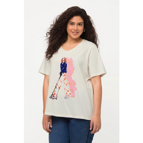 Ulla Popken  T-shirt dal taglio oversize con immagine di donna, scollo a V e mezze maniche 