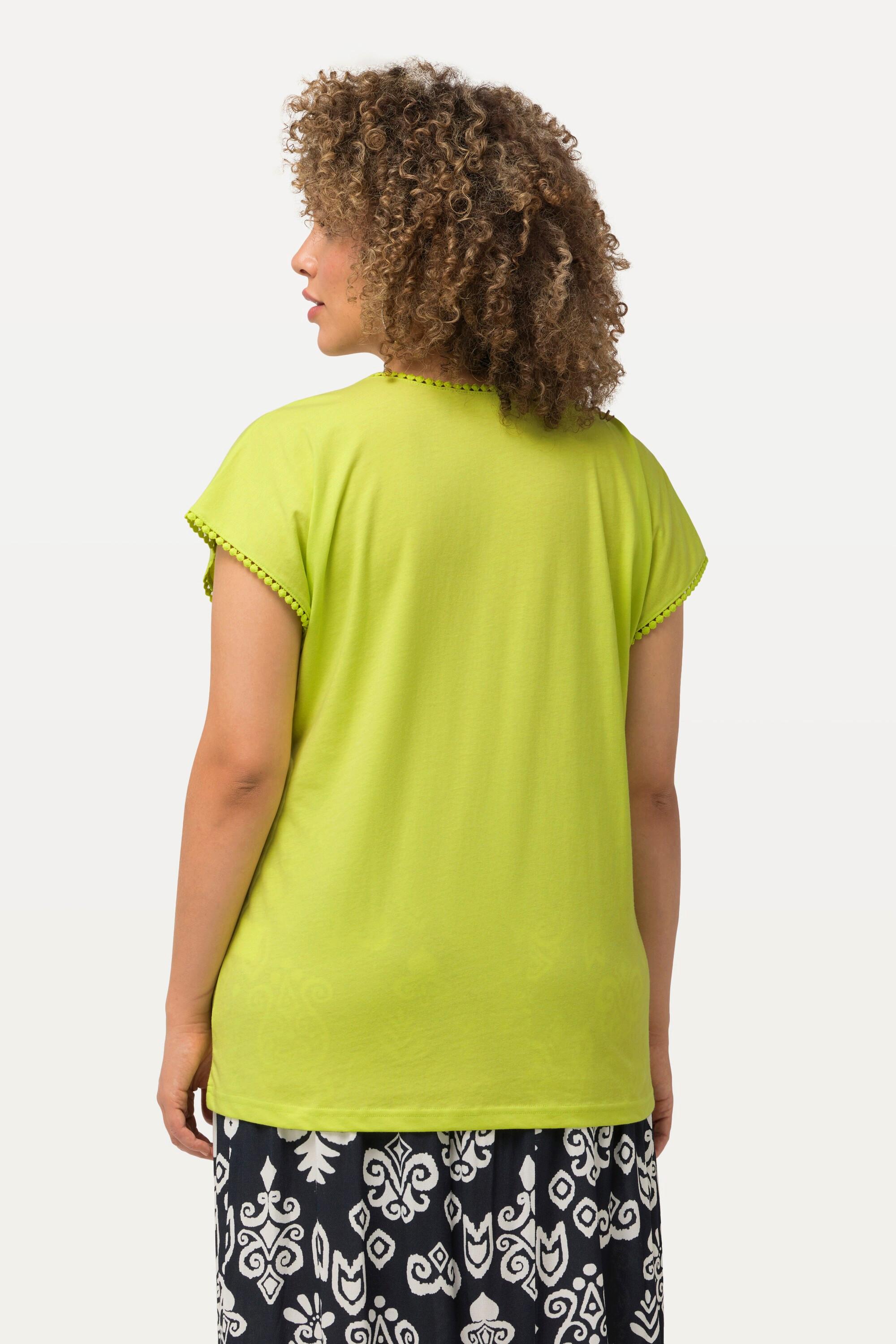 Ulla Popken  T-shirt oversize à manches courtes et décolleté en V. Bordures fantaisie. 