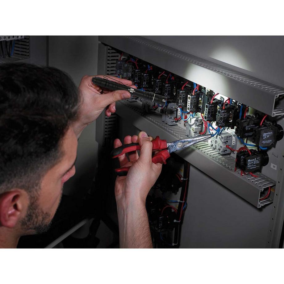 Nedis  Lampe de poche LED LuxPremium TL 210 F / lampe de poche avec piles et lumière LED Osram (180lm, jusqu'à 7 heures d'autonomie, corps étranger et protection contre les éclaboussures IP44). 