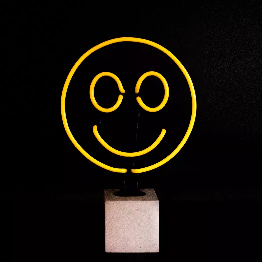 Locomocean – Glas Neon Tischlampe mit Betonsockel Smiley, One Size, Gelb