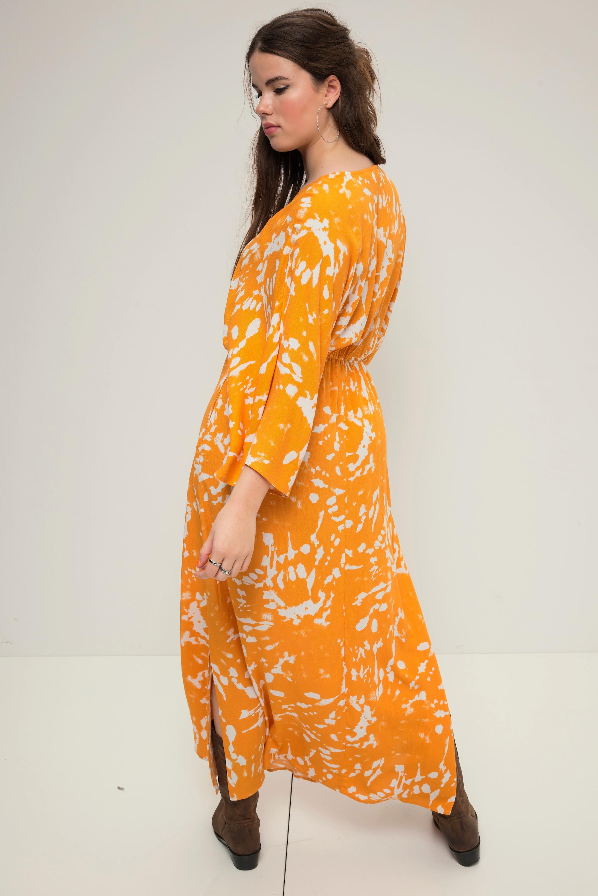 Studio Untold  Robe trapèze coupe maxi, imprimé batik, décolleté en V et manches style kimono 