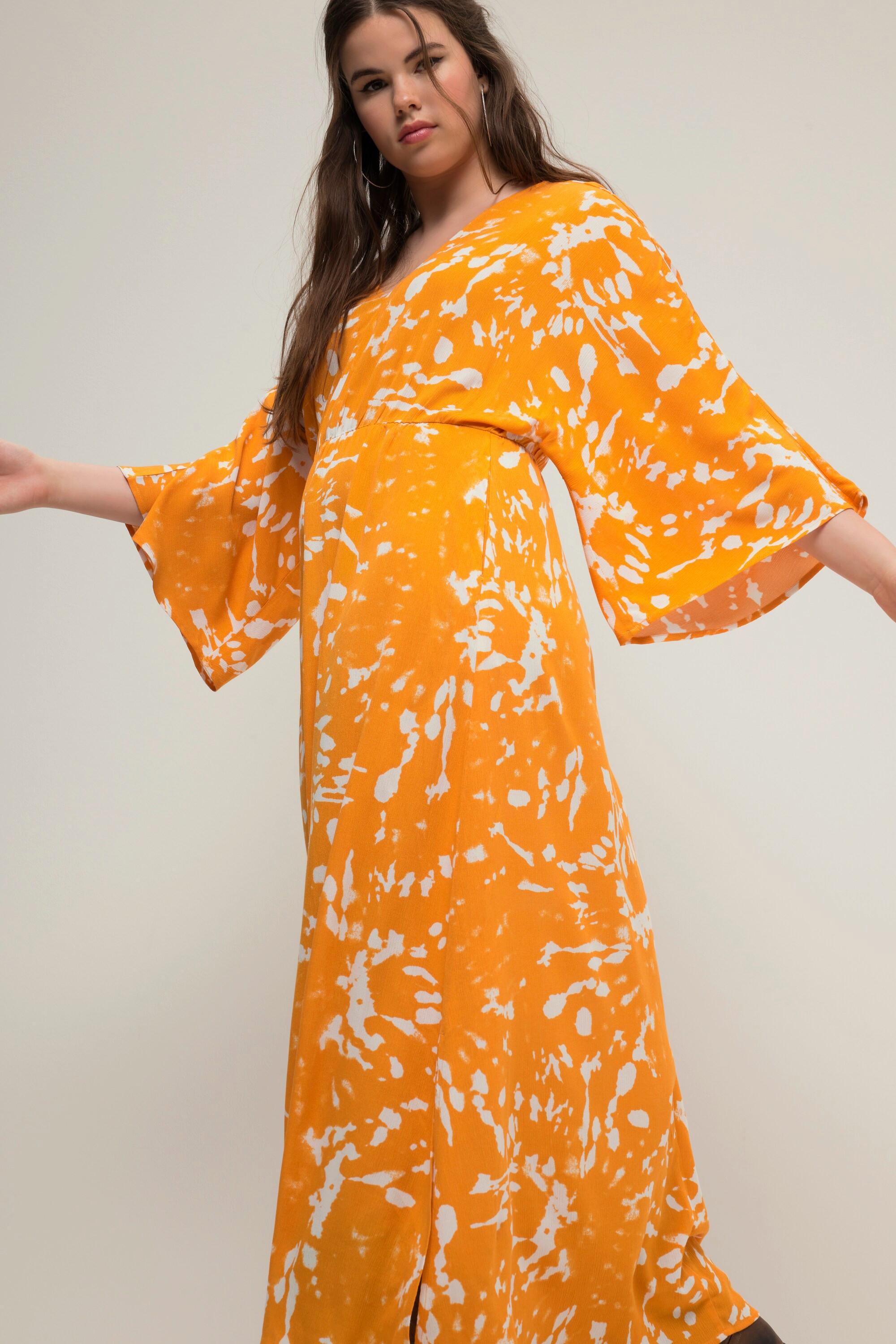 Studio Untold  Robe trapèze coupe maxi, imprimé batik, décolleté en V et manches style kimono 