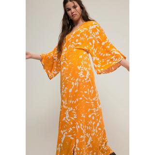 Studio Untold  Robe trapèze coupe maxi, imprimé batik, décolleté en V et manches style kimono 