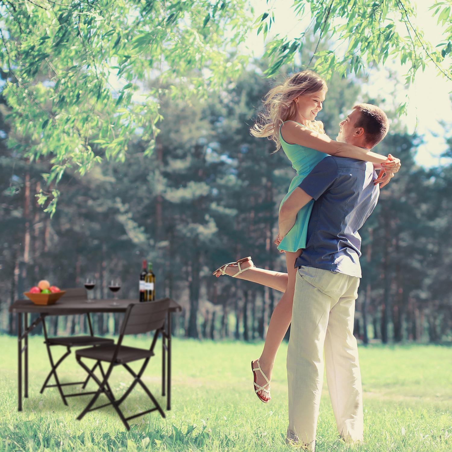 B2X Quadratischer Gartentisch aus Holz  