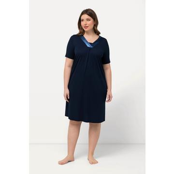 Chemise de nuit avec décolleté en V et manches courtes, détails en satin