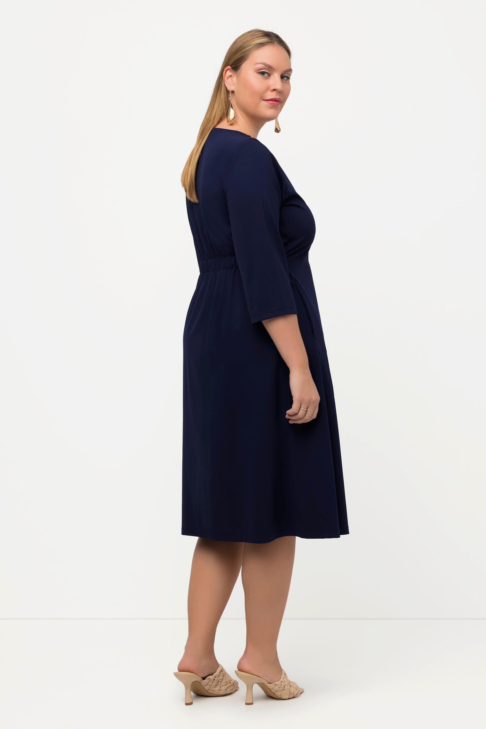 Ulla Popken  Robe midi. Taille élastique. Décolleté en forme de cœur, manches 3/4. 