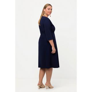 Ulla Popken  Robe midi. Taille élastique. Décolleté en forme de cœur, manches 3/4. 