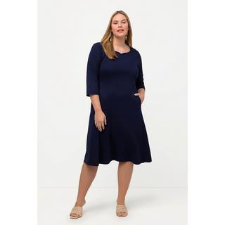 Ulla Popken  Robe midi. Taille élastique. Décolleté en forme de cœur, manches 3/4. 