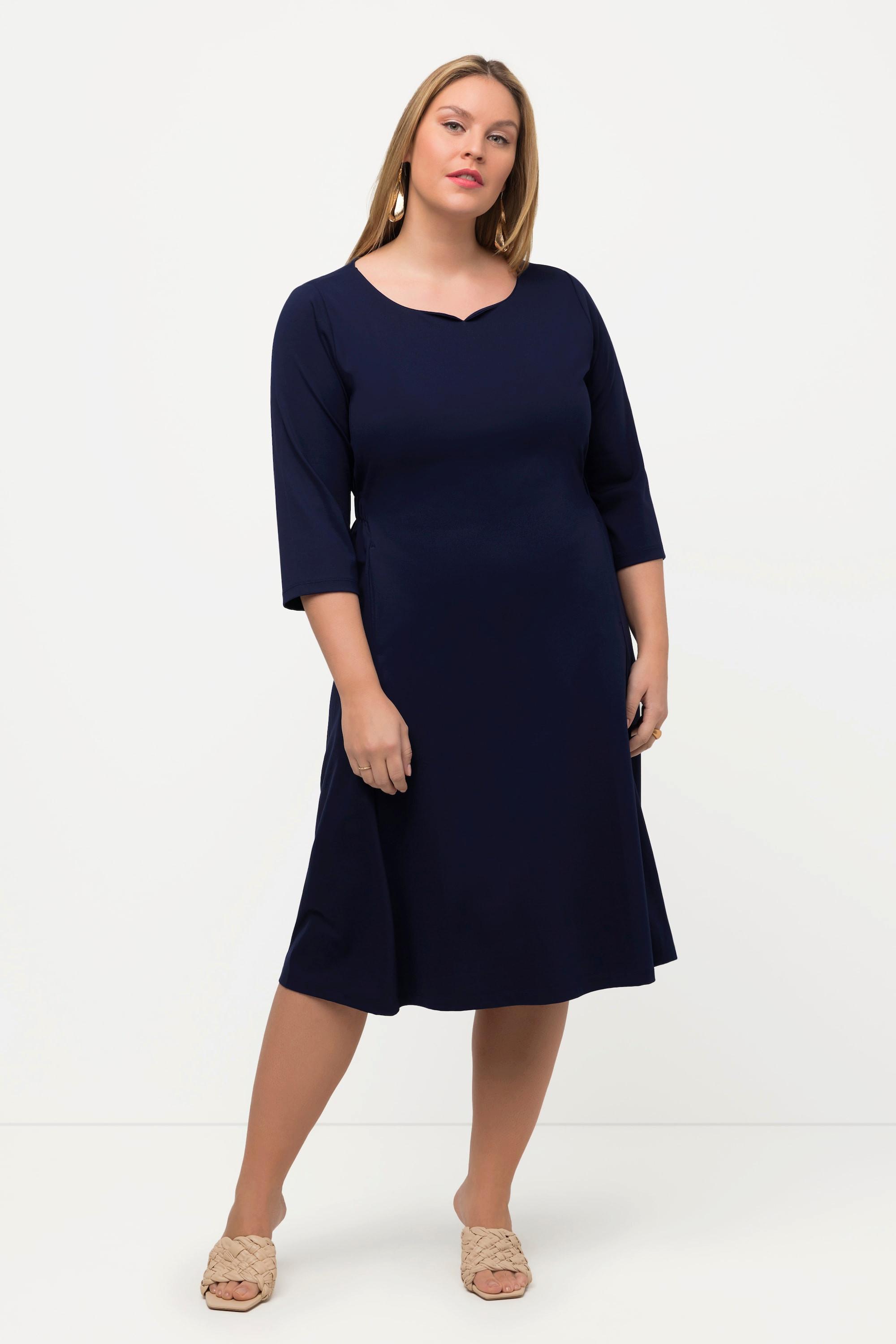 Ulla Popken  Robe midi. Taille élastique. Décolleté en forme de cœur, manches 3/4. 