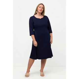 Ulla Popken  Robe midi. Taille élastique. Décolleté en forme de cœur, manches 3/4. 