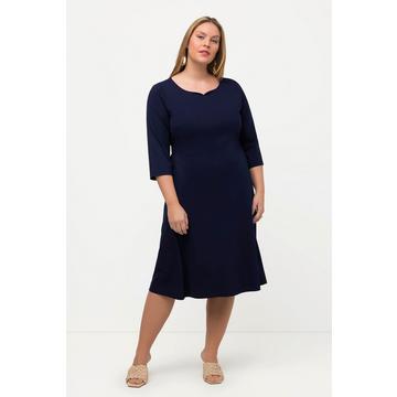 Robe midi. Taille élastique. Décolleté en forme de cœur, manches 3/4.