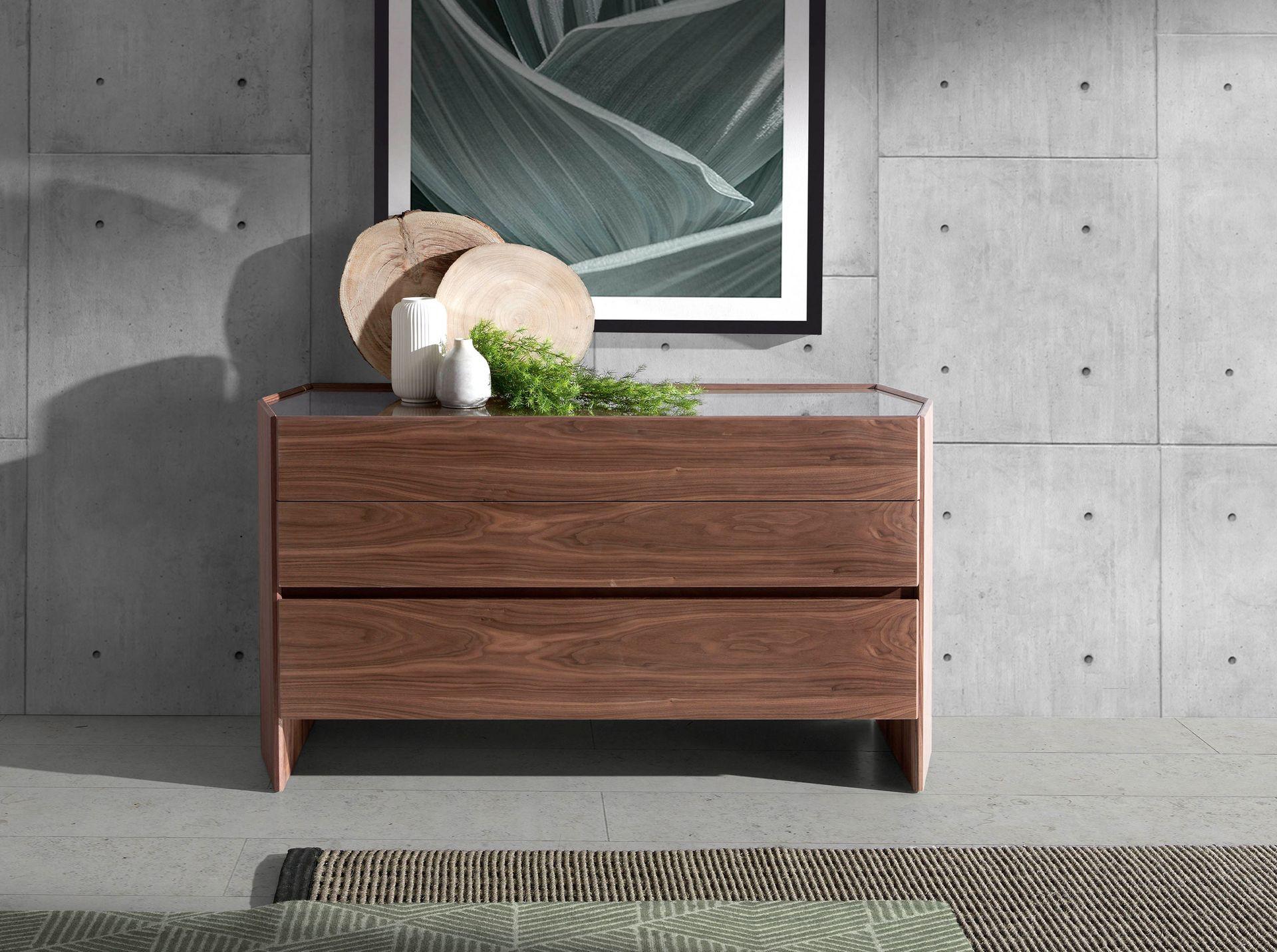 ANGEL CERDA Commode en noyer avec plateau en verre trempé  