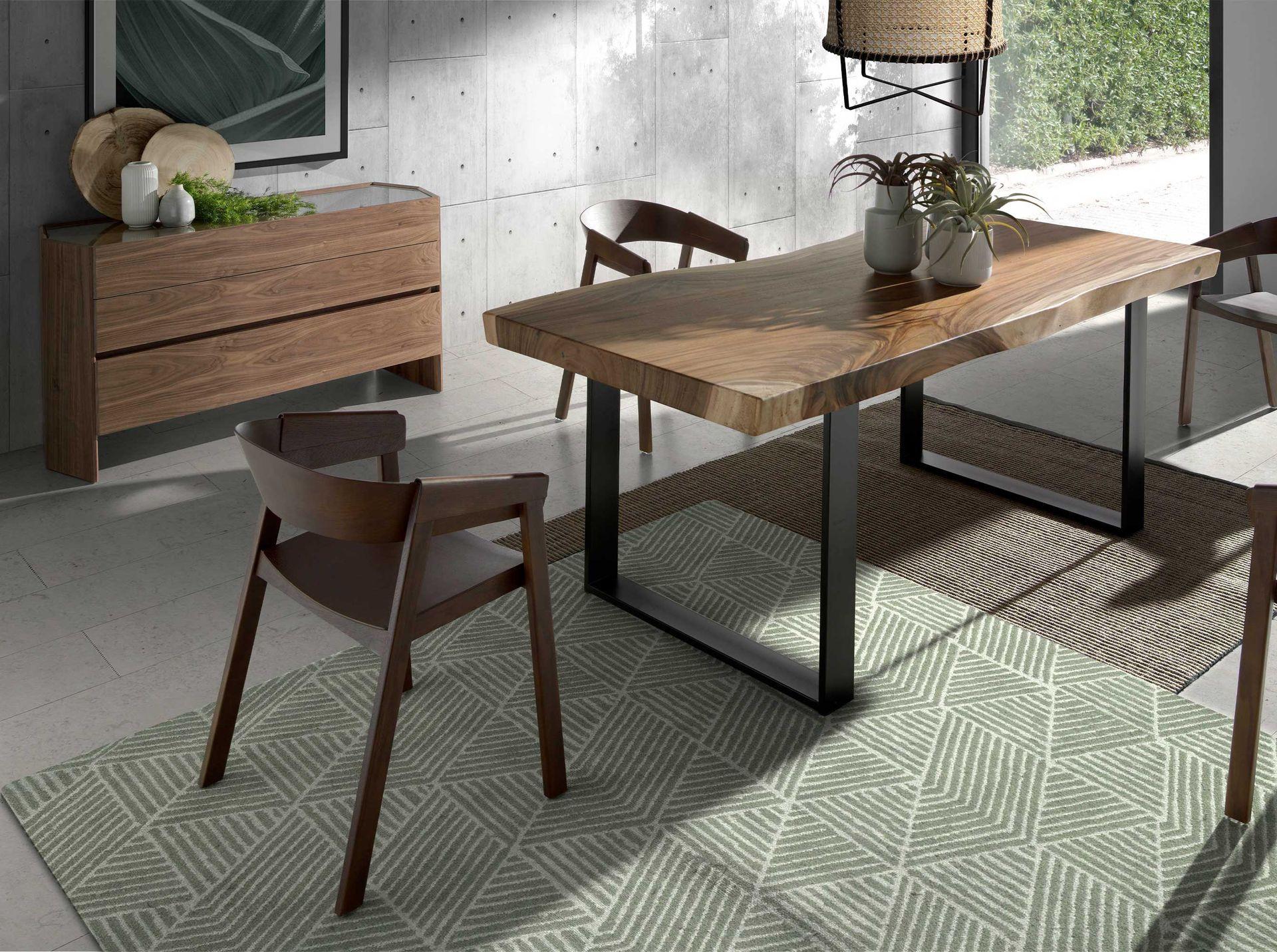 ANGEL CERDA Commode en noyer avec plateau en verre trempé  