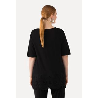 Ulla Popken  T-shirt à col rond et manches courtes, ourlet « festonné » et broderies 