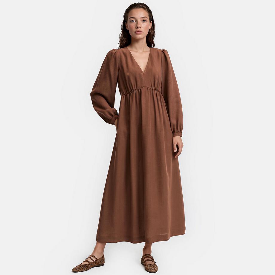 Langes Kleid mit V-Ausschnitt und langen Ärmeln