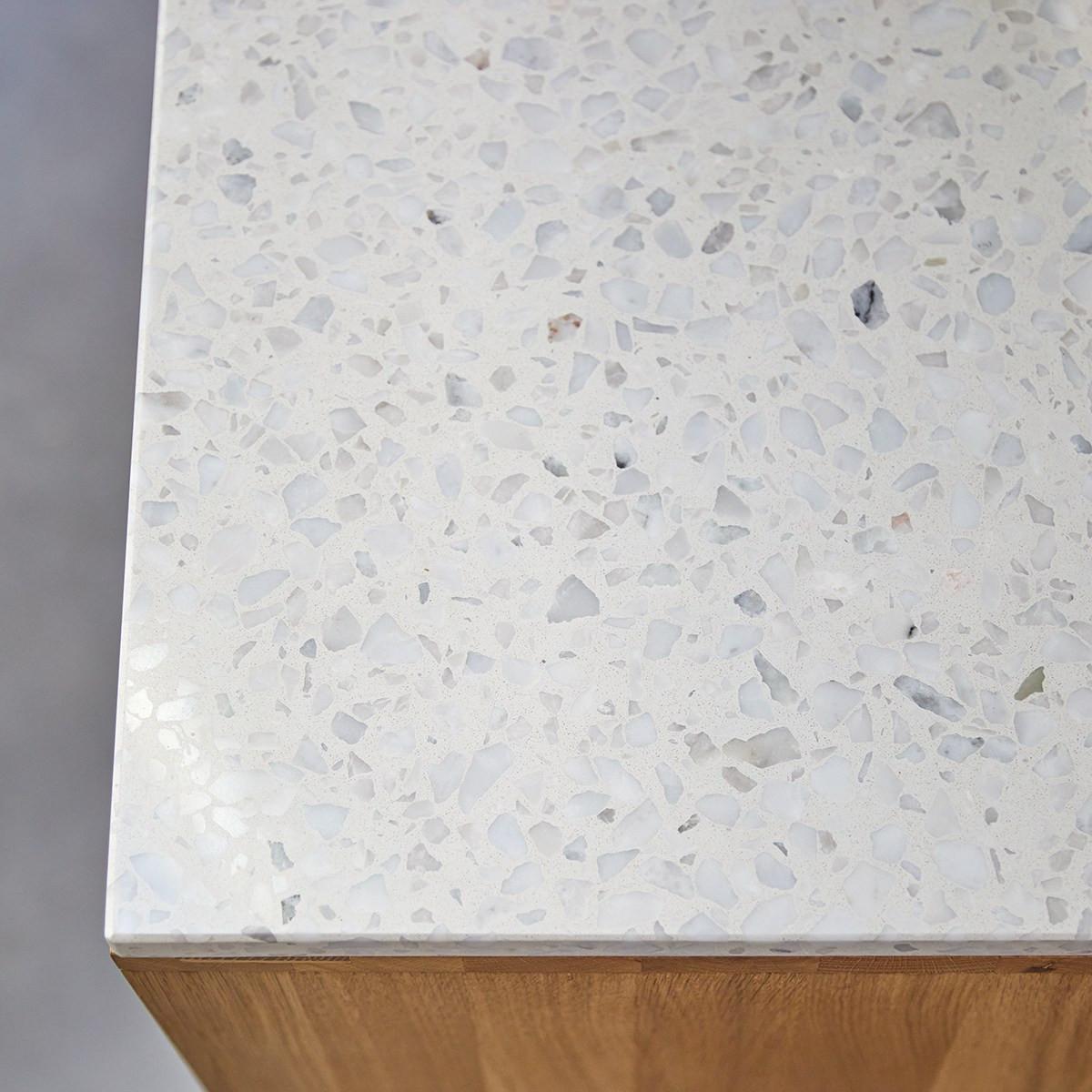 Tikamoon Bibliothèque basse en chêne massif et terrazzo premium White Miho  