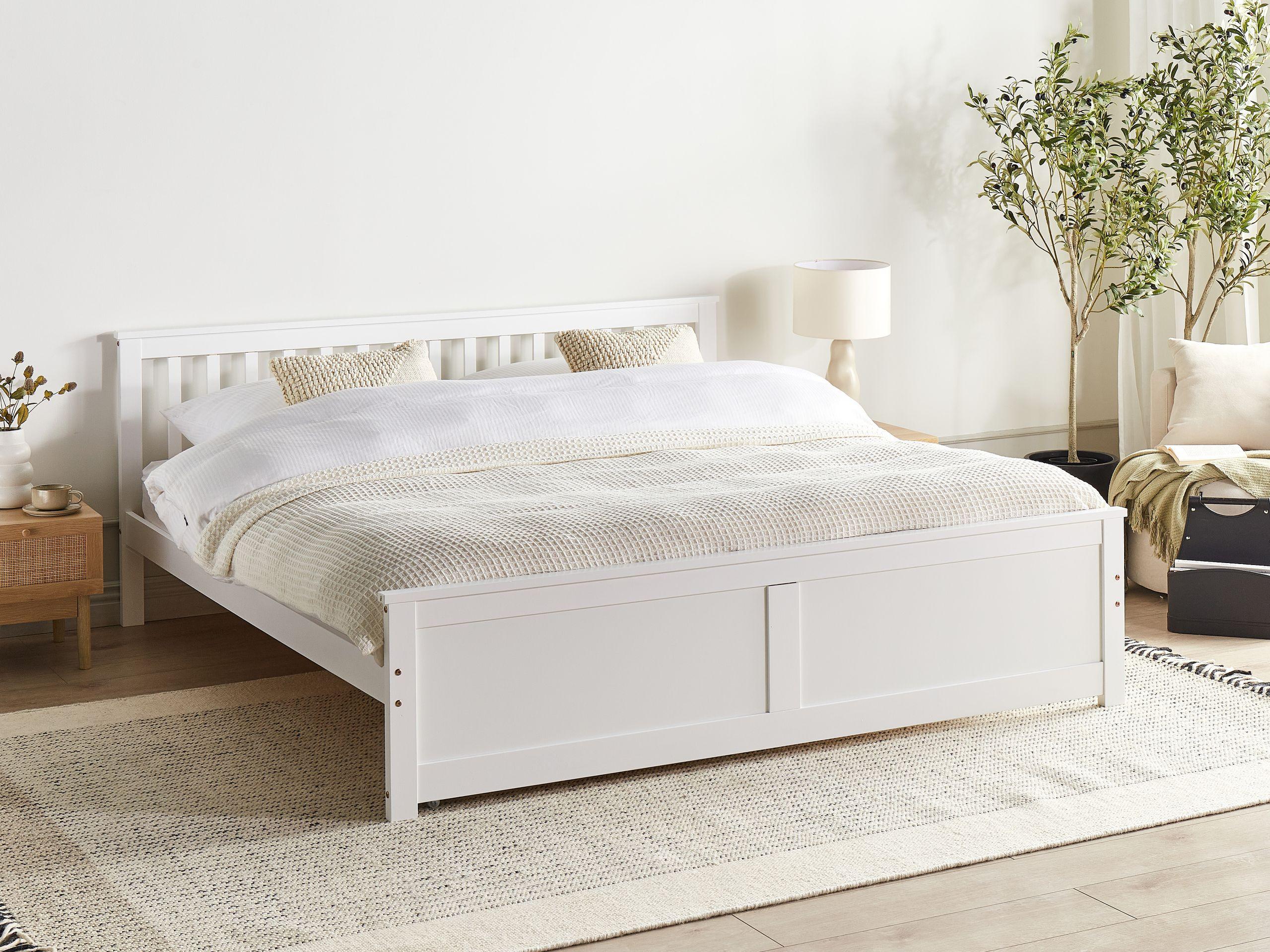 Beliani Lit avec sommier en Bois de pin Scandinave OLENDON  