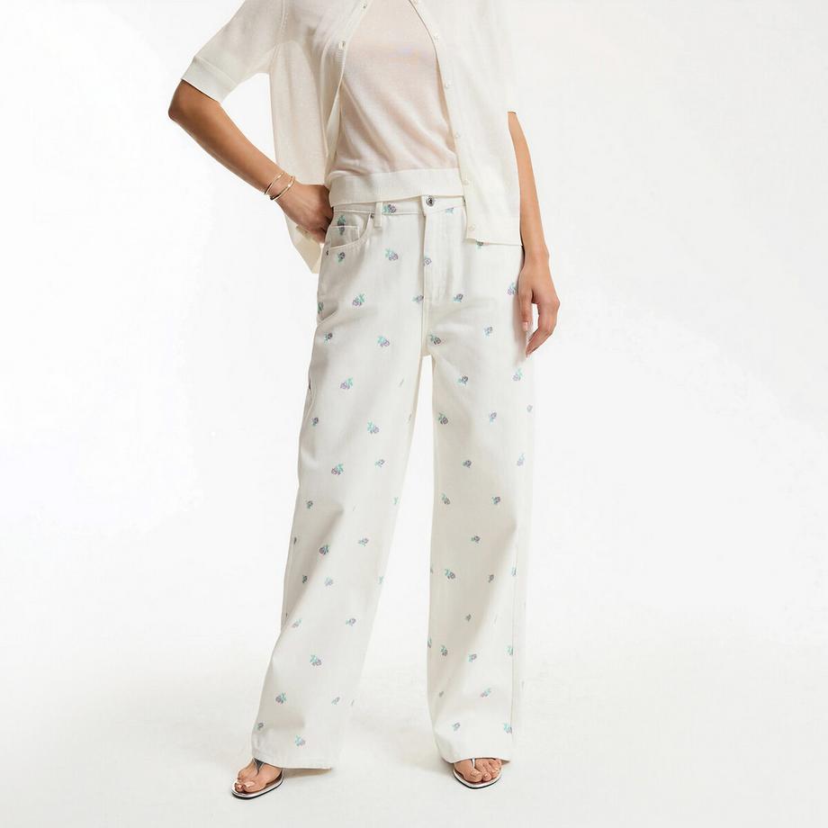 Weite Jeans mit Blumenstickereien