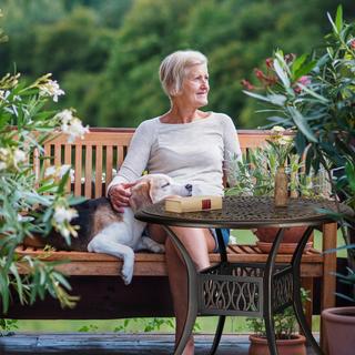 Northix Antiker Gartentisch mit Schirmloch  