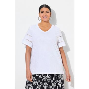 T-shirt dal taglio svasato con ricami traforati, scollo a V e maniche ad aletta