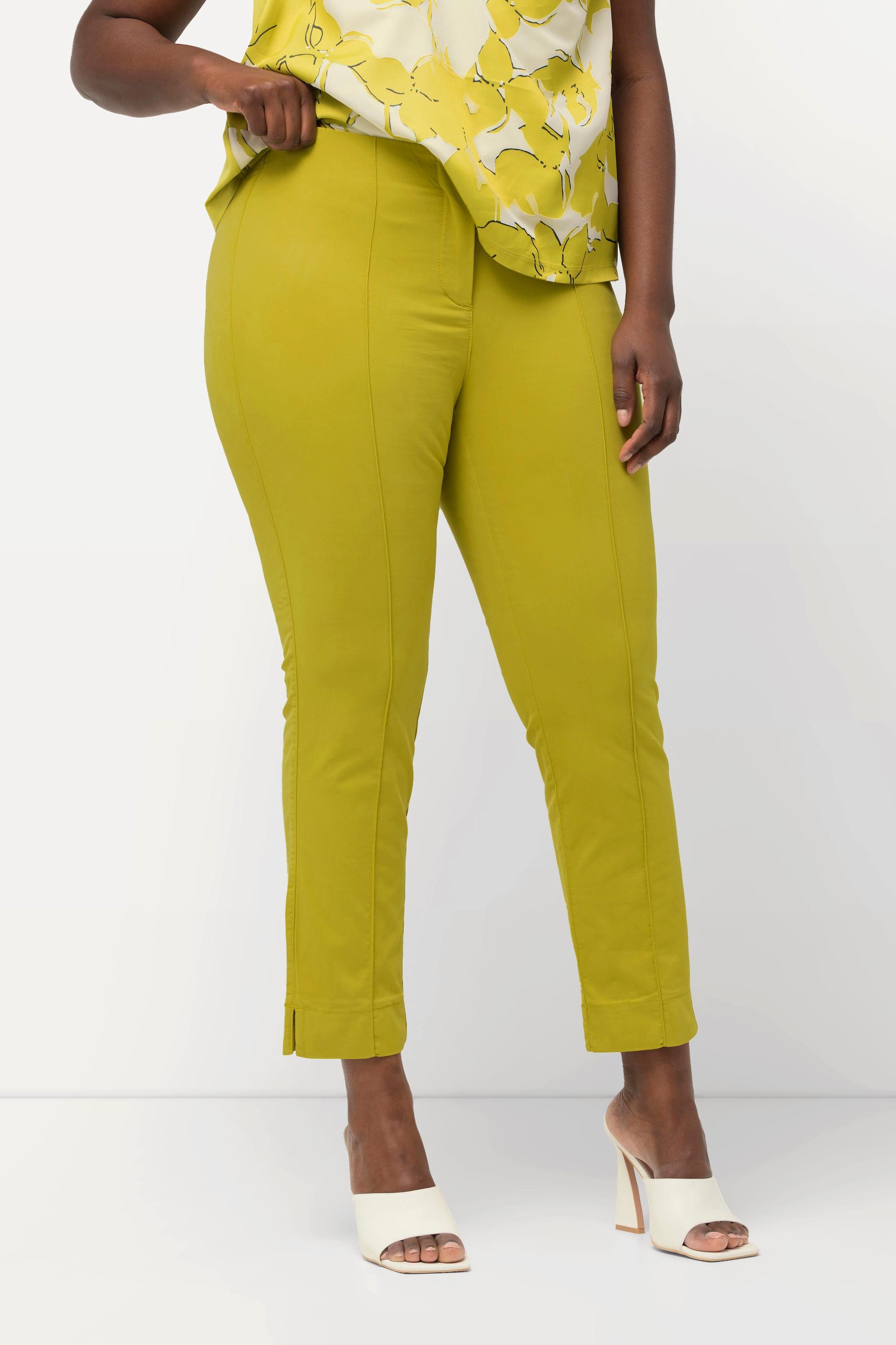 Ulla Popken  Pantalon avec passepoil et taille élastique. Coupe ajustée avec fente sur le bas de jambe. 