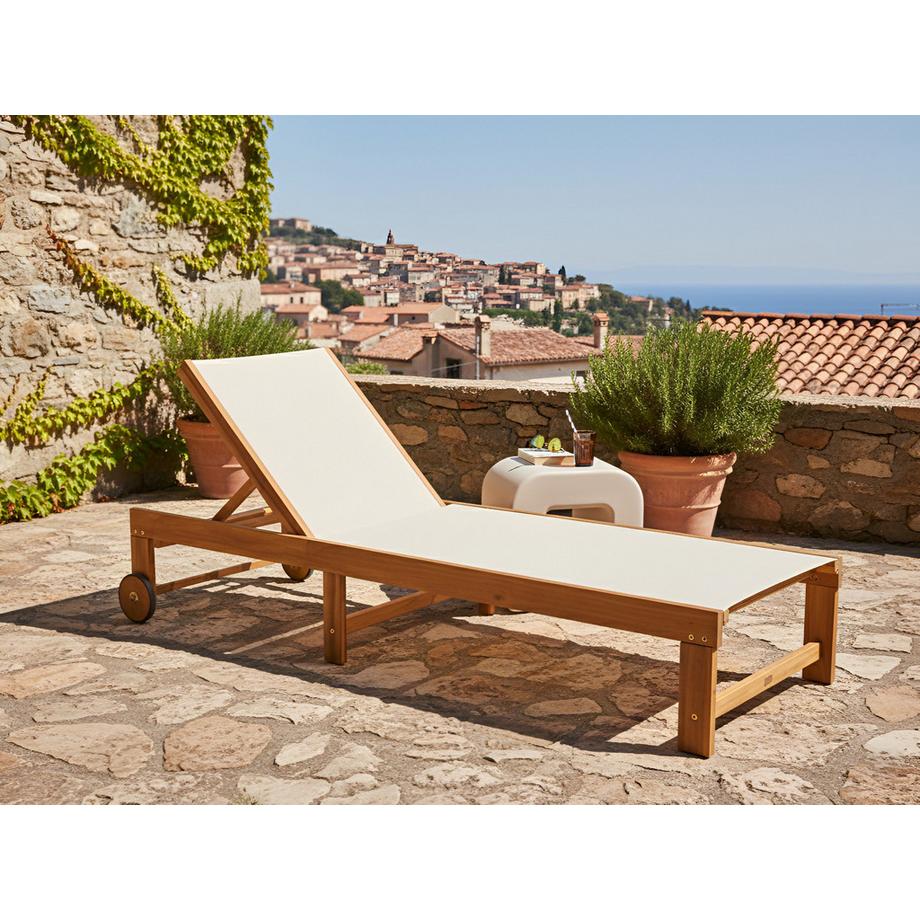 Beliani Sonnenliege aus zertifiziertes Akazienholz  PEDESINA  