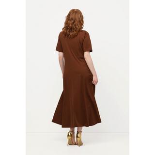 Ulla Popken  Robe maxi à col rond et manches courtes. Ligne A et surpiqûres. 