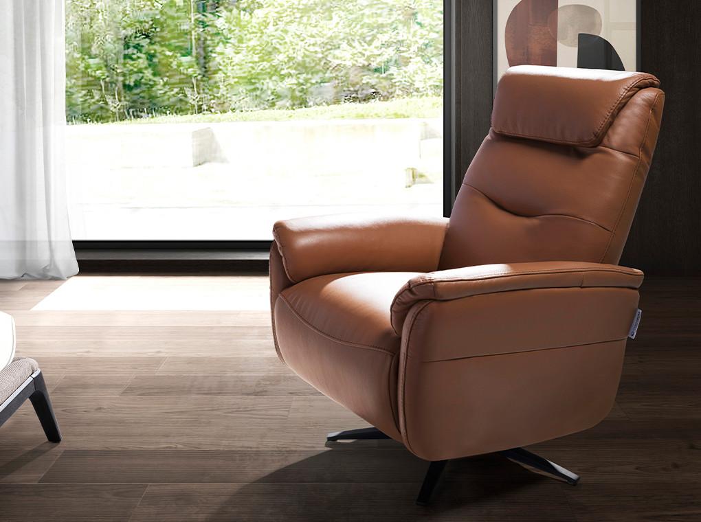 ANGEL CERDA Fauteuil pivotant en cuir marron  